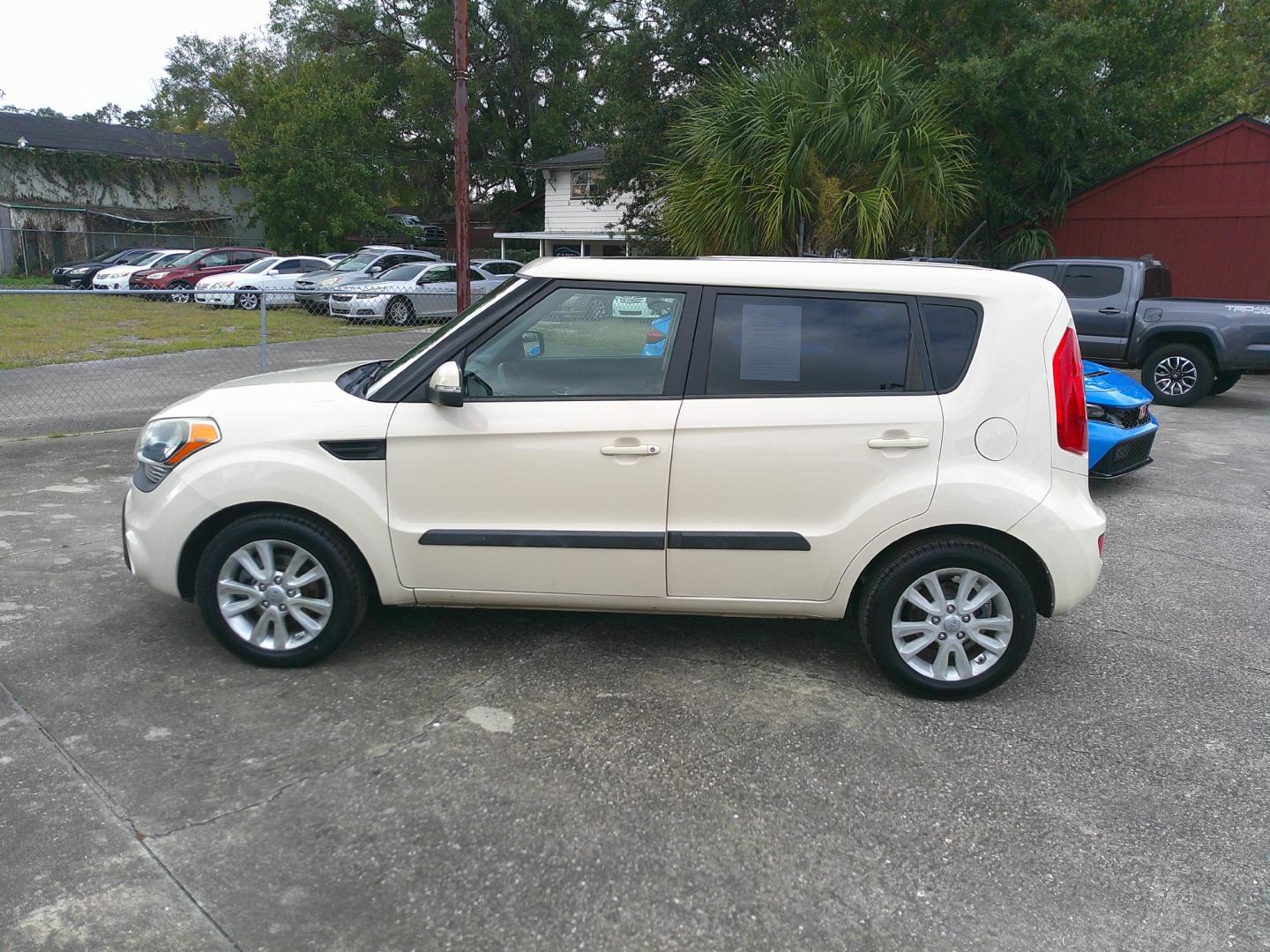 2013 WHITE KIA SOUL BASE; SPORT; + (KNDJT2A61D7) , located at 1200 Cassat Avenue, Jacksonville, FL, 32205, (904) 695-1885, 30.302404, -81.731033 - Photo#1